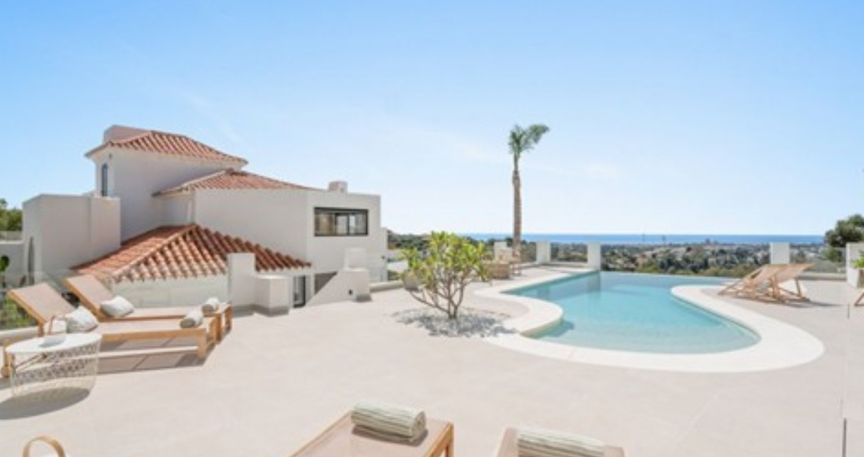 WUNDERSCHÖNE VILLA MIT PANORAMABLICK AUF DAS MEER IN NUEVA ANDALUCÍA
