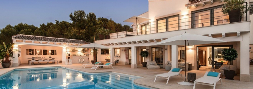 MODERNE LUXUSVILLA MIT PRIVATEM GOLFPLATZZUGANG
